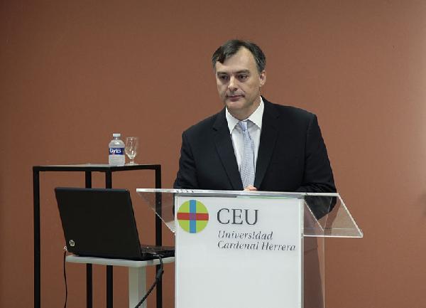 Vicente Javier Baixauli Fernández, vicepresidente de la SEFAC, durante la defensa de su tesis doctoral en la CEU-UCH